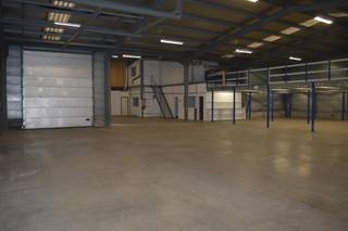 TE HUUR op A12: magazijn van 568m² met 155m² kantoren verdeeld over 63m² kantoorruimte op de eerste verdieping en 92m² kantoor op de...