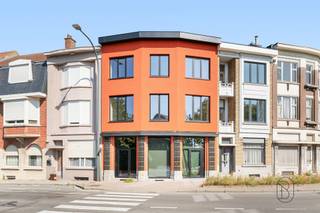 <p><span><strong>Immeuble commercial CASCO avec appartement en duplex, situé dans un emplacement central et bien visible à Renaix.</strong></span></p><p><span>Cet immeuble commercial partiellement rénové, comprenant un appartement en duplex, offre une excellente opportunité à ceux qui souhaitent allier vie privée et activité professionnelle ou qui recherchent un projet d'investissement intéressant. Grâce à sa situation centrale, le bien bénéficie d'une excellente visibilité et d'une grande accessibilité.</span></p><p><span>Le bâtiment dispose d’un sous-sol et d’une petite cour agréable. Les travaux de rénovation déjà effectués comprennent la modernisation de l’installation électrique, l’isolation et la pose de nouvelles fenêtres en aluminium à double vitrage. Avec un label EPC de classe D, cet immeuble à rénover constitue une base solide à aménager selon vos propres souhaits et besoins.</span></p><p><span>Un atout supplémentaire est l'écran LED installé sur la façade, qui peut être loué pour des publicités externes et constitue ainsi une source de revenus supplémentaire.</span></p><p><span>À vendre via Immo Beguin, votre expert immobilier depuis 2009.</span></p><p><span>✉️ </span><span>emmy@immobeguin.be</span></p>