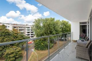 Riant, instapklaar 3-slaapkamer appartement met twee terrassen op de begeerde FruithoflaanOMGEVINGDit gezellig appartement bevindt zich op de vierde...