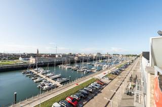 Moderne en ruime penthouse met prachtig uitzicht op de jachthaven. Geniet van een zonnig zuidgericht terras én een tweede terras achteraan met...