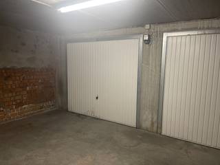 In Knokke-Heist is een garage of parking vinden soms een uitdaging, vooral tijdens de drukke zomermaanden. <br />Een garagebox is een handige oplossing voor wie regelmatig in de stad moet zijn en geen zin heeft om telkens op zoek te gaan naar een parkeerplek. <br /><br />Deze ruime garagebox biedt ook voldoende opslagruimte voor fietsen, surfplanken enz.<br />Een veelzijdige en praktische investering voor zowel bewoners als bezoekers van Knokke-Heist.