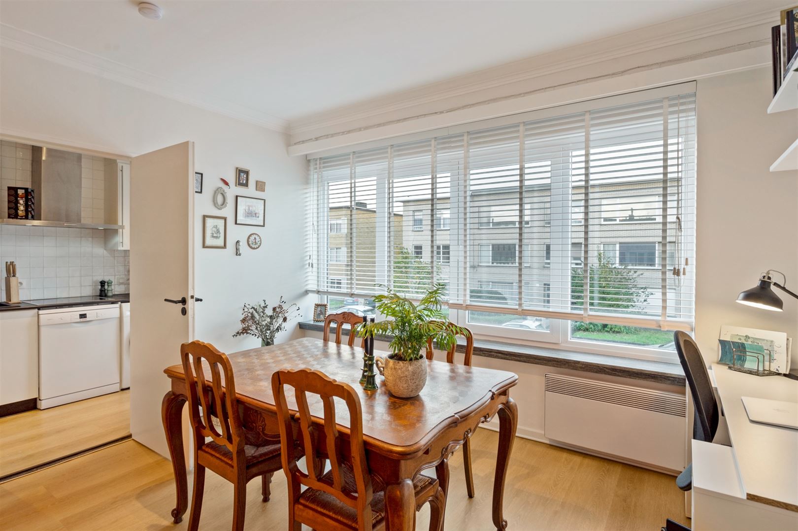 Gerenoveerd appartement met 2 slaapkamers en veranda. - foto 2