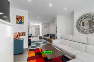 Op een steenworp van de Place du Miroir in Jette ontdekt u deze prachtige eengezinswoning, ideaal gelegen in een gewilde residentiële wijk. U geniet er van een aangename woonomgeving, op directe nabijheid van het openbaar vervoer, winkels, scholen en alle dagelijkse voorzieningen.<br /><br />Met een oppervlakte van meer dan 170 m² overtuigt deze woning door zijn mooie volumes, lichtinval en functionele indeling. Het gelijkvloers bestaat uit een ruime woonkamer en een eetkamer in enfilade, die samen een gezellige en warme leefruimte vormen. Deze openen naar een open, volledig uitgeruste keuken, aangevuld met een praktische berging/wasruimte. U vindt er ook een badkamer met inloopdouche en een prachtige tuin zonder inkijk, ideaal om in alle rust van mooie dagen te genieten.<br /><br />De eerste en tweede verdieping worden ontsloten via een ruime nachthal die toegang geeft tot 2 grote slaapkamers, en bieden al het nodige comfort voor een gezin.<br /><br />Een niet te missen kans voor gezinnen die op zoek zijn naar een ruime en perfect gelegen woning in Jette.<br /><br />