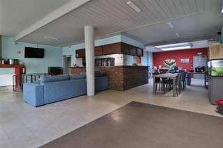 Polyvalente eigendom nabij het centrum van Bissegem. Dit voormalig café met bijhorende feestzaal kijkt uit naar een nieuwe invulling.Het café...