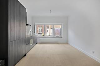 Gerenoveerd appartement te koop in Wilrijkindeling: gelijkvloers:- hal met ingemaakte kast met aansluiting voor wasmachine en droogkast-...