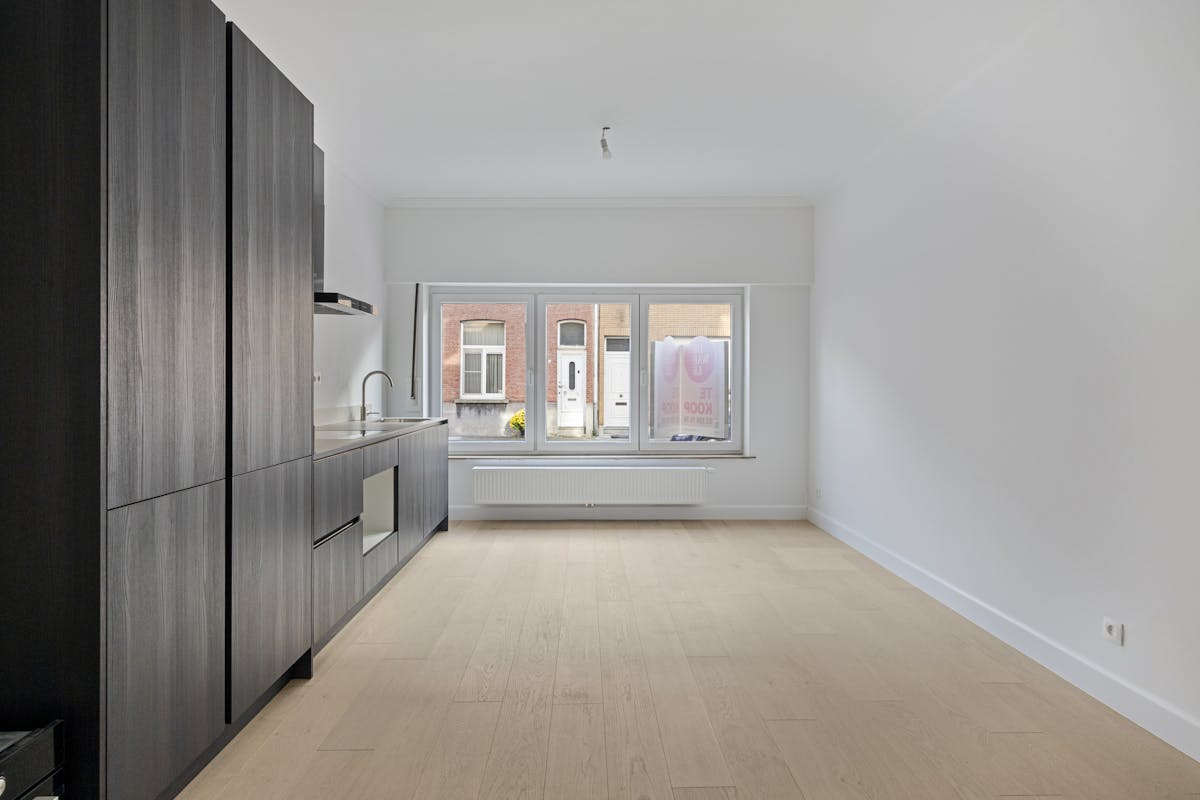 Gerenoveerd gelijkvloers appartement met twee slaapkamers - foto 2