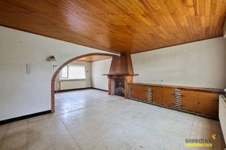 <p><span>Cette maison est située face à une zone agricole, avec, en arrière-plan, les vastes espaces naturels de Bosland.<br />À condition de lui offrir une rénovation en profondeur, elle offre </span></p><p><span> </span></p><p><span>En effet, elle dispose d’une grande surface au rez-de-chaussée qui ne demande qu’à être réaménagée et qui offre la possibilité d’y créer une ou deux pièces supplémentaires au rez-de-chaussée.</span></p><p><span> </span></p><p><span> </span></p>