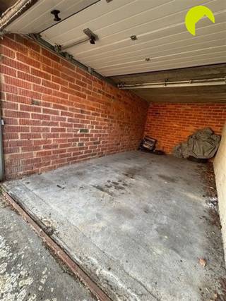 In een afgesloten garagecomplex in de Sint-Benedictusstraat, bieden we 2 garageboxen afzonderlijk of tesamen te koop aan (€19.000 per box).Het...