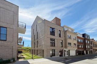 Dit gloednieuwe en instapklare duplexappartement maakt deel uit van residentie Thuis aan de Statie, een energiezuinig nieuwbouwproject in de stationsbuurt van Deinze. Dankzij de centrale ligging bevinden winkels, scholen, restaurants, sportfaciliteiten en het station zich op wandelafstand. Ook de E17 is vlot bereikbaar, wat zorgt voor een uitstekende verbinding richting Gent en Kortrijk. Met een bewoonbare oppervlakte van 170,90 m², een zuidgericht terras van 11,2 m² en een indrukwekkende plafondhoogte van meer dan 4 meter in de leefruimte biedt dit appartement een uitzonderlijk gevoel van ruimte en licht. Daarnaast genieten bewoners van een gemeenschappelijke daktuin van 300 m² met een prachtig uitzicht over Deinze.<br /><br />Via de inkomhal op de bovenste verdieping betreedt u het appartement. Hier bevindt zich de lichtrijke leefruimte met open keuken, waar de royale plafondhoogte van meer dan 4 meter en de grote raampartijen zorgen voor een aangename woonbeleving. Aansluitend vindt u een praktische berging, een afzonderlijk toilet en toegang tot het zuidgericht terras van 11,2 m².<br /><br />Een verdieping lager, die te bereiken is met de trap én met de lift, bevindt zich het nachtgedeelte. Hier beschikt het appartement over drie volwaardige slaapkamers, een afzonderlijk toilet en twee badkamers, beide uitgerust met een dubbele wastafel en een inloopdouche. Dankzij deze doordachte indeling worden wonen en slapen optimaal van elkaar gescheiden.<br /><br />Dit appartement werd uitgerust met duurzame en toekomstgerichte technieken. Zo beschikt het over een individuele warmtepomp in combinatie met vloerverwarming, wat zorgt voor een optimaal comfort en een laag energieverbruik. Daarnaast is een ventilatiesysteem type D met warmterecuperatie voorzien en wordt het sanitair warm water aangemaakt via de geïntegreerde boiler van de warmtepomp. De kwalitatieve afwerking omvat een moderne keuken met inbouwtoestellen, stijlvolle badkamers met betegelde inloopdouches en hoogwaardige vloerafwerking.<br /><br />Indien gewenst kan er een bovengrondse afgesloten autostaanplaats aangekocht worden voor de prijs van 22.000 euro. <br /><br />E-peil: E30 / EK confom<br /><br />Verlaagd btw-tarief van 6% mogelijk op de volledige constructiewaarde, nu ook voor investeerders mits min. 15 jaar verhuur.<br /><br />Benieuwd naar dit unieke appartement? Een persoonlijke, vrijblijvende afspraak kan via guillian@landbergh.be of 09 278 78 79.