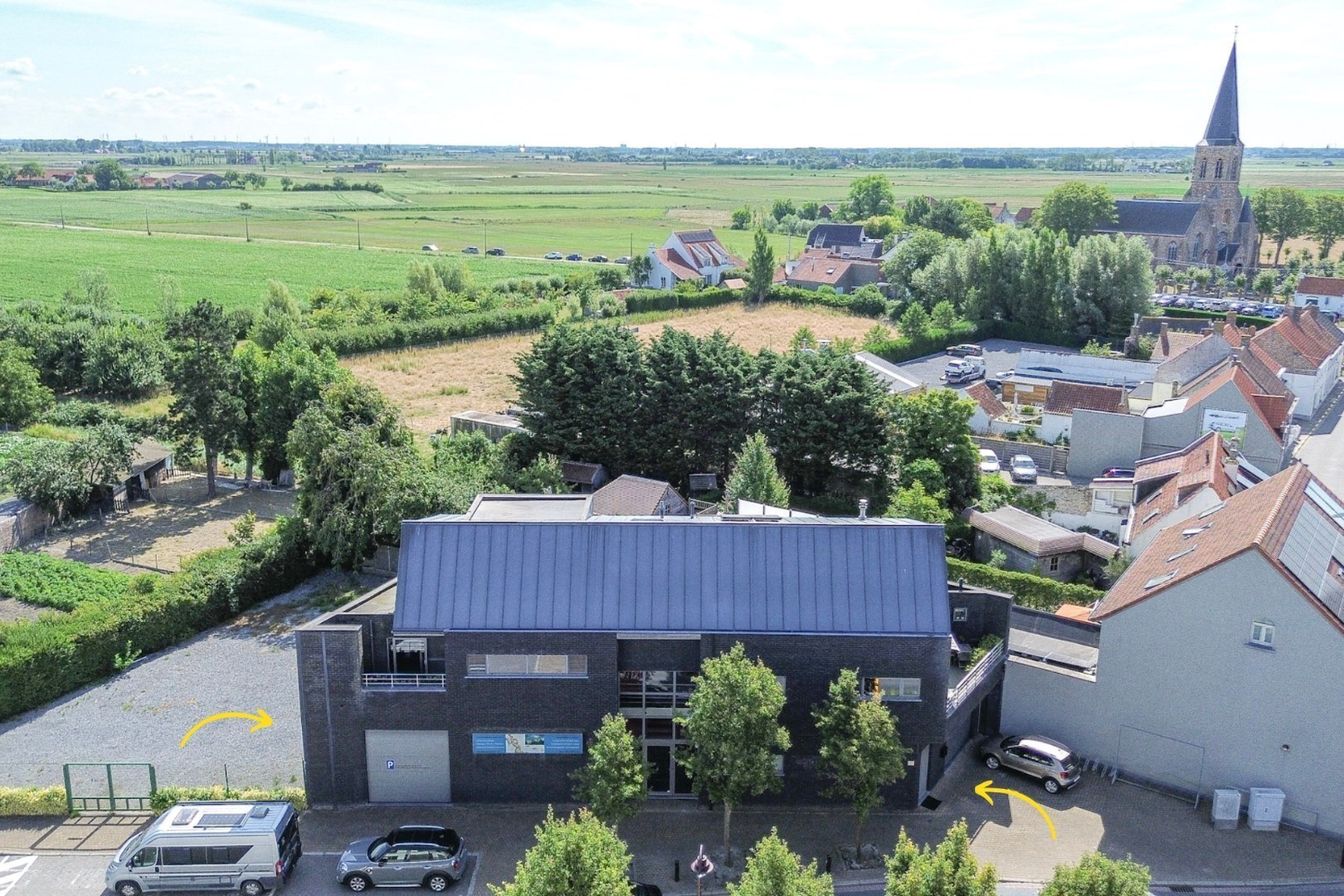 Ruime benedenwoning met garage, polyvalente ruimte, terras, badkamer en 1 slpk te koop te Klemskerke (De Haan) - foto 1