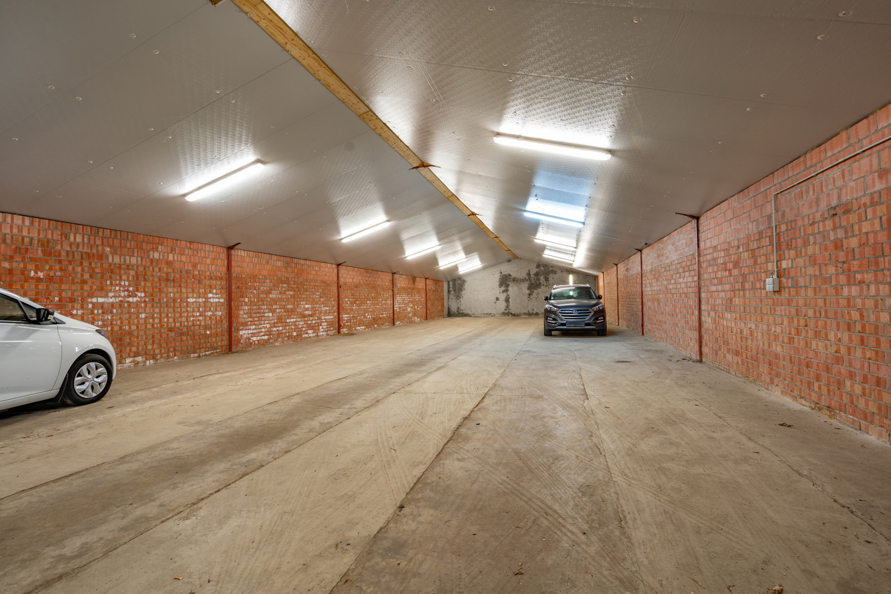 MAGAZIJN VOOR OPSLAG VAN 600m² GUNSTIG GELEGEN TEN OPZICHTE VAN DE DOORGAANDE WEGEN EN E19 - foto 4