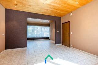 Algemeen<br />Welkom in deze verzorgde woning gelegen in de Lichterveldsestraat in Koolskamp. De woning ligt op een vijftal minuten van de oprit van de E403 te Lichtervelde van waaruit je makkelijk richting de kust of het binnenland kan.<br /><br />Indeling<br />Vanuit de inkomhal komen we in de ruime leefruimte, die voorzien is van een elektrische kachel. Hier is plaats voor zowel een comfortabele zithoek als een eethoek. Door ramen langs beide kanten geniet je hier van veel natuurlijk licht. Aansluitend bevindt zich de keuken, uitgerust met een dubbele spoelbak, elektrische kookplaat en oven. Vanuit de keuken is er bovendien toegang tot de praktische wasruimte en daarachter ligt de badkamer die is uitegerust met een toilet, douche en lavabo.<br />Op de eerste verdieping vinden we drie ruime slaapkamers die afgewerkt zijn met een laminaatvloer. Daarnaast beschikt de woning over een kelder van 21 m², ideaal als extra bergruimte. Er is bovendien ook een zolder van 41 m² met vaste trap die potentieel biedt om nog extra kamers te maken. De zuidoostgerichte tuin beschikt over een aangelegd terras waar het heerlijk vertoeven is op zonnige dagen. De tuin is zowel toegankelijk vanuit de inkomhal als vanuit de wasruimte, wat extra praktisch is. Achteraan vinden we een tuinhuis en een garagebox. De garagebox is te bereiken via een achteruitweg in de Walstraat.<br /><br />Varia<br />Achter de woning ligt ook een loods van ca. 160 m2. Deze kan optioneel meegekocht worden.<br /><br />Troeven<br />* Achteruitweg met garagebox<br />* Zolder met potentieel tot extra kamers<br />* Zuidoostgerichte tuin met terras<br />* Mogelijkheid aankoop achterliggende loods<br /><br />Wens je deze woning zelf te ontdekken? Neem contact op met Mathieu en plan jouw bezoek in!<br /><br />T: 0479 63 53 01<br />M: mathieu@gentill.be