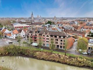 Surprisingly spacious apartment for sale with 2 bedrooms, a magnificent terrace and private garage in the center of Ypres. The apartment is...