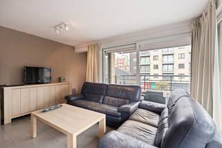 Magnifique appartement de coin moderne avec 2 chambres à coucher situé au 3ème étage. Finition de haute qualité .<br />Division : entrée, séjour spacieux avec terrasse ensoleillée, cuisine équipée ouverte avec débarras pratique (possibilité de mettre une machine à laver), 2 chambres spacieuses, salle de bains avec baignoire. Toilettes séparées.<br />Possibilité d'acheter un garage en dessous de la digue.<br /><br />Idéal pour une résidence permanente ou une maison de vacances avec un emplacement magnifique près de la mer et du centre ville.