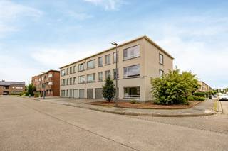 <strong>Gelijkvloers 2 slpk appartement mét garage incl. te Turnhout</strong><br />EPC: C-label | Elektriciteit conform! | Garage inclusief!<br /><br /><strong>Omschrijving: </strong><br />Dit gelijkvloers appartement is gelegen op een rustige locatie in Turnhout, vlakbij de Nieuwe kaai.<br />Het beschikt over een lichtrijke woonkamer met de keuken aansluitend. Achteraan het appartement bevinden zich twee volwaardige slaapkamers, een apart toilet en een badkamer voorzien van een douche en een enkele wastafel. Ook beschikt het over een aparte achteringang via de tweede slaapkamer. <br /><br />Als troef geniet je nog van je eigen aparte garagebox, reeds inbegrepen in de prijs.<br /><br /><strong>Algemeen: </strong><br />- EPC: 284 kWh/m²jaar<br />- Elektriciteit conform tot 2037<br />- Garagebox inbegrepen<br />- Gelijkvloers appartement.