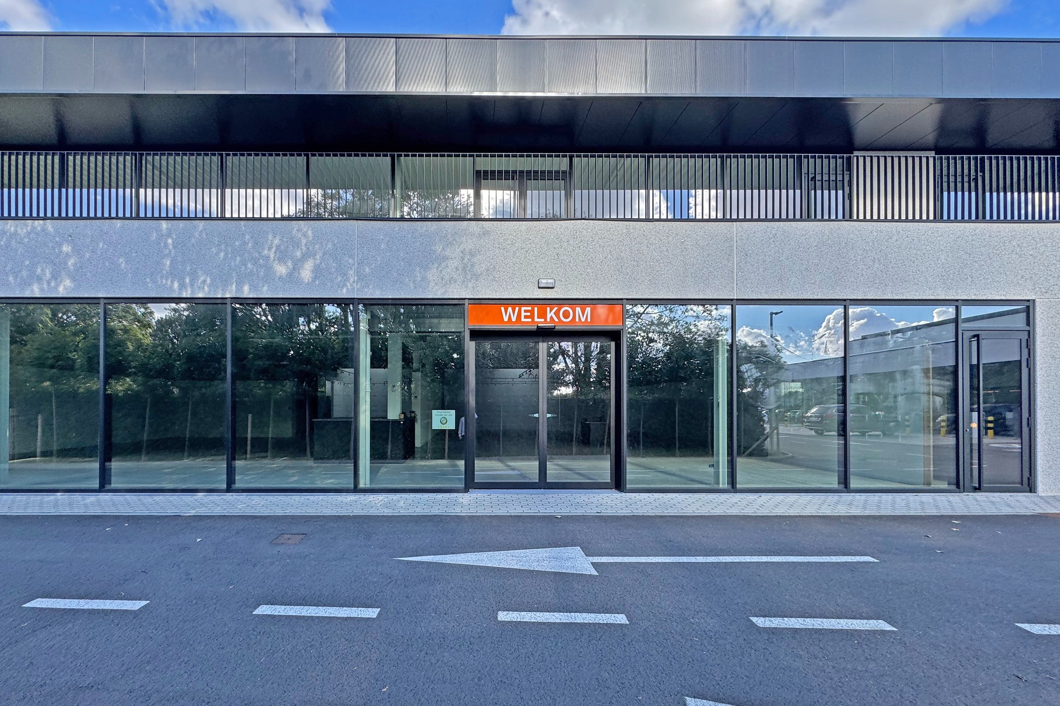 Te huur: gloednieuwe handelsruimte van 351 m² nabij afrit R4 - photo 1