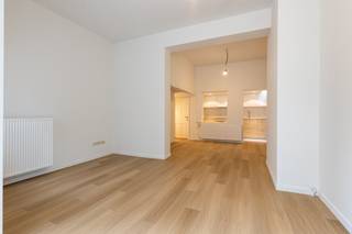 Deze volledig gerenoveerde, instapklare woning ligt op slechts 20 meter van de Zeelaan, vlak bij de Markt en op wandelafstand van het strand.<br /><br /><strong>INDELING:</strong>
<ul>
<li><strong>Gelijkvloers</strong>: de woning omvat een ruime leefruimte. De ingerichte keuken en volledig vernieuwede keuken is voorzien alle toestellen en afgewerkt met een stijlvolle keramische vloer. <br />Apart toilet.<br /> </li>
<li><strong>Eerste verdieping: </strong>Hier bevinden zich twee volwaardige slaapkamers. De badkamer is uitgerust met een inloopdouche, een dubbel lavabomeubel en een handdoekradiator.<br /> </li>
<li><strong>Tweede verdieping:</strong> Twee ruime slaapkamers. Tweede badkamer met inloopdouche lavabomeubel en toilet.<br /> </li>
<li><strong>Kelderverdieping: </strong>Diverse mogelijkheiden als fietsenberging of ontspanningsruimte,…</li>
</ul>
<br /><strong>TROEVEN:</strong>
<ul>
<li>Nieuw dak voorzien van de nodige isolatie</li>
<li>Nieuw schrijnwerk</li>
<li>Elektriciteit conform</li>
<li>Centrale ligging</li>
</ul>