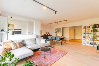 <p><span>OMGEVING<br />Wonen op de Fruithoflaan betekent genieten van een aangename woonomgeving met alle dagelijkse voorzieningen binnen handbereik. Supermarkten, bakkers, speciaalzaken, horecazaken en openbaar vervoer bevinden zich op wandelafstand. Bovendien zorgen de vlotte verbindingen naar de belangrijkste in- en uitvalswegen ervoor dat je je snel en gemakkelijk kunt verplaatsen.</span></p><p><span>INDELING<br />Dit instapklare appartement werd in 2019 volledig en hoogwaardig gerenoveerd en combineert een praktische indeling met een aangename lichtinval. Bij het binnenkomen word je verwelkomd in de inkomhal, voorzien van een vestiairekast en een apart gastentoilet. Daarnaast biedt een praktische berging, met aansluitingen voor wasmachine en droogkast, extra comfort en opbergruimte. De ruime woon- en eetkamer vormt het hart van het appartement. De warme parketvloer zorgt voor een stijlvolle, huiselijke uitstraling, terwijl de grote raampartijen de ruimte baden in natuurlijk licht. Aansluitend bevindt zich de volledig geïnstalleerde keuken, uitgerust met een kookplaat, dampkap, combi-oven, koelkast met vriesvak en spoelbak. Een aangename plek waar koken en gezellig samenzijn vanzelf samenkomen. Verder beschikt het appartement over twee volwaardige slaapkamers van 13 m² en 17m², beide gelegen aan de rustige achterzijde. Vanuit elke slaapkamer heb je rechtstreeks toegang tot het achterliggende terras, een fijne plek om in alle rust van de buitenlucht en de zon te genieten. De badkamer is verzorgd ingericht met een douche, handdoekdroger en een elegante marmeren wastafel met dubbele lavabo. Ook buitenruimte ontbreekt hier niet. Het terras aan de voorzijde biedt een mooi uitzicht op het groen en laat je genieten van de avondzon. Het terras aan de achterzijde vormt dan weer een rustige plek voor een ontspannen ochtend of een zonnig moment doorheen de dag. Het appartement beschikt bovendien over een privatieve kelderberging.</span></p><p><span>Een ruime, overdekte ondergrondse autostaanplaats is optioneel aan te kopen voor €19.000.</span></p><p><span>De gemeenschappelijke kosten bedragen €265/maand en omvatten eigen gebruik water en verwarming, het onderhoud van de gemeenschappelijke delen en de voortuin, de lift, de elektriciteit van de gemeenschappelijke delen, de blokpolis en de syndicuskosten.</span></p><p><span>TROEVEN<br />- Volledig gerenoveerd in 2019<br />- Energiezuinig: EPC-label B (121 KWh/m² jaar) - hr-glas – veiligheidsdeur<br />- Buitenruimte: 2 terrassen<br />- Kelderberging en grote overdekte autostaanplaats</span></p>