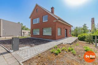 <strong>EERSTE BEZOEKMOMENT WOE 17/06 VANAF 15U (enkel op afspraak). </strong><br /><strong>EREMBODEGEM – Solide en ruime woning op uitzonderlijk perceel met topligging. </strong><br /><br />Deze unieke eigendom bevindt zich in een aangename en rustige woonwijk, op wandel- en fietsafstand van scholen, winkels en openbaar vervoer. Daarnaast geniet u van een uitstekende bereikbaarheid dankzij de onmiddellijke aansluiting op de belangrijkste invalswegen.<br /><br />De woning beschikt op het gelijkvloers over een inkomhal met gastentoilet, een lichtrijke woonkamer, leefkeuken met toegang tot het terras en een afzonderlijke bureauruimte. Op het verdiep bevinden zich vier ruime slaapkamers en een gerenoveerde badkamer. Overigens een bergzolder, waarvan de vloerplaat werd geïsoleerd, wat bijdraagt aan een vrijstelling van renovatieplicht. <br /><br />Troef is de volledige onderkeldering van het pand. Deze deels bovengrondse ruimte biedt plaats aan een garage en bergruimte. Bovendien leent deze zich uitstekend voor diverse doeleinden, zoals een praktijkruimte, atelier, hobbyruimte of zelfs de inrichting van een zorgwoning/tweewoonst. De tuin, een absolute blikvanger. Dankzij de zonnige oriëntatie, zijn oppervlakte, ligging en achteraan grenzend aan het jaagpad met prachtig zicht op de Dender. Dergelijke percelen zijn op een centrumlocatie bijzonder schaars en vormen een unieke opportuniteit.<br /><br />Hoewel verdere renovatiewerken wenselijk zijn, biedt deze eigendom uitzonderlijk potentieel. Een buitenkans voor wie op zoek is naar ruimte en een woning die volledig naar eigen smaak kan worden ingericht.<br /><br />Info en bezoek via kantoor: 053/60.65.60. <br />De vermelde prijs is een richtprijs. Na ontvangst van de biedingen zal de verkoper beslissen of hij/zij de eigendom verkoopt aan het beste bod. De richtprijs is aldus niet bindend voor de verkoper. Voor meer info kunt u ons contacteren of het reglement raadplegen op onze website.