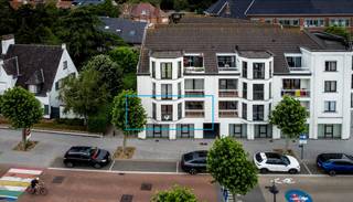 Dit instapklaar appartement in Maldegem is ideaal voor wie op zoek is naar een comfortabele en ruime woonruimte. <br />Het appartement is gelegen in het centrum van Maldegem, waardoor winkels, bakkers, slagers op wandelafstand bereikbaar zijn.<br /><br />Indeling: ruime inkomhal, toilet, 2 slaapkamers, badkamer, living, ingerichte keuken met terras en berging.<br />Tevens zijn er een ondergrondse garage en 2 bergruimtes aanwezig.<br /><br />* EPC-label C : 264 kWh / (m² jaar) *<br />* Conforme elektrische keuring tot 10.09.2035 *<br />* Asbestveilig *<br />* Prijs € 249.000 *<br /><br />Meer info ? 📞 +32 50 694 994 📧 betty@zakenkantoor-roels.be 🌐 www.zakenkantoor-roels.be.