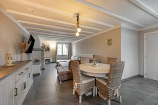 Cette maison spacieuse est située dans le quartier calme d'Opheers, à seulement 5 minutes de l'E40 et à 15 minutes de Tongres et de Saint-Trond...