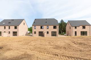 <strong>Moderne nieuwbouwwoning in Zelem – instapklaar & energiezuinig</strong><br /><br />Ontdek deze instapklare nieuwbouwwoning met 3 slaapkamers, gelegen in een rustige straat op een steenworp van Lummen en Diest. De woning biedt een lichtrijke leefruimte met open keuken (nog te kiezen naar eigen smaak), een stijlvolle badkamer en kwalitatieve afwerking met oog voor detail. De zolderruimte kan nog volledig meegroeien met jouw behoeften, denk maar aan extra stockageruimte, polyvalente ruimte, bureau, extra slaapkamer,...<br /><br />Met een E-peil van 20 woon je energiezuinig én toekomstgericht. Dankzij de groene omgeving geniet je van ultieme rust tijdens een goede barbecue in de zomer. <br /><br /><span><strong>Troeven:</strong></span><br />
<ul>
<li>Volledig afgewerkte nieuwbouw (keuken nog vrij te kiezen)</li>
<li>Energiezuinig (E20) = 5 jaar 50% korting op onroerende voorheffing</li>
<li>3 slaapkamers & moderne badkamer</li>
<li>Rustige ligging nabij centrum en uitvalswegen</li>
<li>Warmtepomp</li>
<li>Vloerverwarming & vloerkoeling</li>
<li>Zonnepanelen</li>
</ul>
Plan snel je bezoek in via nieuwbouw@living-stone.be of via 0485 62 36 78.