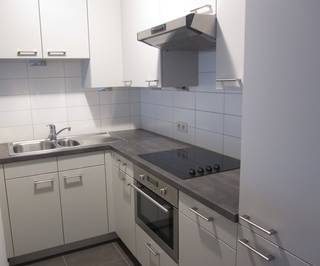 - Gelegen in recent gebouw van 3 appartementen<br />- Op wandelafstand van winkels en bushalte<br />- Mooie lichte woonkamer<br />- Open keuken met keramische kookplaat, oven, koel-vriescombinatie en vaatwasser<br />- Badkamer met ligbad, douchescherm en lavabomeubel<br />- 2 slaapkamers<br />- Bergkamer/bureel<br />- Apart toilet<br />- Cv-wasplaats<br />- Zuidwest gelegen terras en tuin<br />- Eigen garagebox inbegrepen<br />- Ideaal voor 3 personen<br />- EPC-waarde = 70 kWh/m² (per jaar)<br />- Watertoets: P-score: D - G-score: B<br />- 40 €/maand gemeenschappelijke kosten<br /><br />Beschikbaar 1 september 2026<br /><br />Vg-Wg-Gdv-Gvkr-Gvv<br /><br />Contacteer ons via info@vergimmo.be