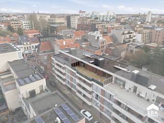 <p>Te koop: ruim lichtrijk appartement in het centrum van Roeselare, op wandelafstand van scholen, het Geitepark en openbaar vervoer.<br />Dit appartement biedt grote, lichtrijke ruimtes die zorgen voor een aangename woonervaring. Het ruime, zonnige dakterras is een perfecte plek om te ontspannen en te genieten van de buitenlucht. Bovendien beschikt het appartement over twee (!) aparte garageboxen, wat een grote troef is in deze centrale ligging.</p>

<p> </p>

<p>Belangrijkste ruimtes:<br />• Lichtrijke woonkamer met toegang tot het dakterras<br />• Functionele keuken met voldoende opbergruimte<br />• 3 slaapkamers<br />• Badkamer met ligbad en wastafel<br />• Praktische (was)berging<br />• Apart toilet<br />• Twee aparte garageboxen</p>

<p> </p>

<p>Troeven:<br />• Grote lichtrijke ruimtes<br />• Heel ruim zonnig dakterras<br />• Twee aparte garagebox<br />• Laag energieverbruik (EPC B, verwarming via condensatieketel)<br />• Asbestveilig</p>

<p> </p>

<p>Garagebox in de residentie optioneel aan te kopen voor 20.000 EUR<br />Garagebox in de straat optioneel aan te kopen voor 20.000 EUR</p>

<p> </p>

<p>Neem vandaag nog contact op met je ERA-makelaar voor een bezoek.<br />JOUW DROOMAPPARTEMENT. ZO GEVONDEN!</p>