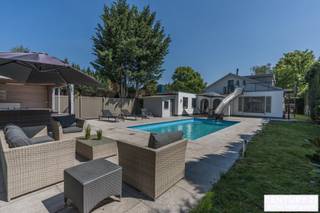 <p><strong>Altijd al willen "leven in weelde"? Dan is deze vrijstaande villa wellicht dé woning voor u!</strong><br /><br />In de grensgemeente <span><span>Weelde</span></span> bevindt zich deze gezellige en gerenoveerde vrijstaande villa met maar liefst vier ruime slaapkamers en een verwarmd buitenzwembad. Een ideale woning voor wie comfort, privacy en luxe wil combineren met ruimte en functionaliteit.</p>
<p>Bij binnenkomst treft u een inkomhal met aansluitend een bureau- of slaapkamer, perfect voor thuiswerk of gelijkvloers wonen. De woonkamer vormt het hart van de woning en biedt toegang tot de geïnstalleerde keuken en de gang. Via de gang bereikt u de zij-ingang, een gastentoilet en een extra logeerkamer.</p>
<p>De bijzonder ruime hoofdslaapkamer kijkt uit op de achtertuin en het zwembad en beschikt over een ensuite badkamer met ligbad, wastafel in meubel en een eigen toilet. De praktische bergruimte geeft via een afsluitbare schuifraam toegang tot het overdekte terras en de tuin.</p>
<p>Op de bovenverdieping leidt de vaste trap naar een royale overloop met toegang tot een ruime slaapkamer, een even ruime dressing en een luxueuze badkamer uitgerust met douche, dubbele wastafel, toilet en Finse sauna. Het aangrenzende terras beschikt over een unieke waterglijbaan die uitkomt in het met warmtepomp verwarmde zwembad. Het terras en de boordstenen zijn uitgevoerd in gebrande natuursteen, wat zorgt voor een stijlvolle en hoogwaardige uitstraling.</p>
<p>De volledig omheinde tuin garandeert optimale privacy en wordt vervolledigd door een gezellig barretje, een ruime garage en een automatisch bedienbare toegangs- en garagepoort.</p>
<h3>Pluspunten</h3>
<ul>
<li>
<p>Volledige privacy</p>
</li>
<li>
<p>Volledig omheind perceel</p>
</li>
<li>
<p>Verwarmd zwembad met waterglijbaan</p>
</li>
<li>
<p>2 badkamers en 4 slaapkamers</p>
</li>
<li>
<p>Mogelijkheid tot combinatie werk/wonen</p>
</li>
<li>
<p>Geïsoleerde kruipruimte</p>
</li>
<li>
<p>Aangelegd terras in gebrande natuursteen</p>
</li>
<li>
<p>CV-ketel vernieuwd (2026)</p>
</li>
<li>
<p>Ruime garage en oprit voor meerdere wagens</p>
</li>
<li>
<p>Centrale ligging, op een letterlijke steenworp van de Nederlandse grens</p>
</li>
<li>
<p>Vlakbij het gezellige Baarle-Nassau/Hertog en op korte afstand van Turnhout</p>
</li>
</ul>
<p>Een instapklare villa waar luxe, comfort en privacy centraal staan.</p>