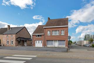 Voor meer info of een bezoek, bel 053 59 49 34. In het charmante Galmaarden (Pajottegem) bevindt zich dit handelspand met woonst op een...