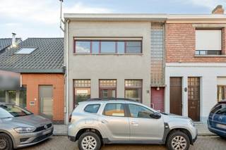 De woning die we alhier te koop aanbieden in Kapellen geniet een ideale ligging op de Bergstraat vlakbij alle belangrijke voorzieningen zoals scholen/winkels, doch in een rustige en straat vlakbij het park, dit maakt het allemaal ideaal voor gezinnen met kinderen!<br /><br />INDELING: <br />We betreden de woning via de inkomhal die toegang geeft tot de ruime leefruimte voorzien van een eet- en zitgedeelte. Aansluitend vinden we de keuken waarnaast zich ook een aparte bergruimte/doorgang naar de tuin bevindt. Tevens is er een bergplaats met aansluiting wasmachine/droogkast en extra stockagemogelijkheden. <br /><br />Verder de vernieuwde badkamer met inloopdouche. <br /><br />De eerste verdieping omhelst ruimt 2 slaapkamers en een derde kamer ideaal als bureau/dressing/berging. Verder is er een riante zolder met heel wat mogelijkheden. Mits het voorzien van een eventuele vaste trap kan deze zolderruimte ook ingedeeld worden in extra slaapkamer(s). <br /><br />Last but not least is prachtige Zuid-West georiënteerde tuin. <br /><br />DIVERSE: <br />- EPC: 830 kWh/m²<br />- zeer centrale ligging in Kapellen<br />- heel wat uitbreidingsmogelijkheden <br /><br />Bekijk onze website voor de AI studio en ontdek de verschillende mogelijkheden van dit pand. <br /><br />Mits wat modernisering maak je van deze woning een pareltje op een toplocatie in Kapellen! Interesse om van deze woning uw droomhuis te maken? Neem snel contact op met ons vastgoedkantoor! 03/666 66 66 of kapellen@dewaele.com - uw Dewaele kantoor in Kapellen aan de Hoevensebaan 25 - steeds vrijblijvende schatting en verkoopadvies!<br />Dit pand is onderworpen aan de renovatieverplichting van de Vlaamse overheid voor residentiële gebouwen (behoudens bij sloop binnen 5 jaar na de aankoop). Consulteer voor meer informatie de website van het Vlaams Energie- en Klimaatagentschap via https://www.vlaanderen.be/een-woning-kopen/renovatieverplichting-voor-residentiele-gebouwen<br /><br />Dit pand is onderworpen aan de renovatieverplichting van de Vlaamse overheid voor residentiële gebouwen (behoudens bij sloop binnen 5 jaar na de aankoop). Consulteer voor meer informatie de website van het Vlaams Energie- en Klimaatagentschap via https://www.vlaanderen.be/een-woning-kopen/renovatieverplichting-voor-residentiele-gebouwen<br /><br />Bestuursmaatregelen in het maatregelenregister: in aanvraag