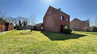 Welkom in deze op te frissen woning in Mol - Millegem met een bewoonbare oppervlakte van +/- 150m² en gelegen op een prachtig perceel van bijna 11...