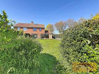 Op een rustige locatie, pal aan het Preshoekbos in Marke, bevindt zich deze volledig gerenoveerde en instapklare woning. Dankzij de...