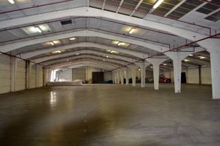 Magazijn/opslagruimte te huur met een oppervlakte van 6.800m2. Commerciële ligging met vlotte verbinding naar op- en afrit van Waregem. Het gebouw...