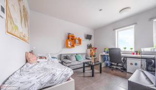 Deze studentenkamer in de residentie Kotville is het ideale investeringsproduct!<br /><br />Gebouwd op 450m van Vives, de grootste hogeschool van Brugge, vlak aan verbindingswegen zowel voor de wagen als het openbaar vervoer, beschikt de Residentie Kotville over heel wat troeven; hedendaags comfort in de vorm van eigen sanitair, performant WiFi systeem, eigen koelkast en TV,  een ruime parking én een gigantische fietsenberging, kortom: de ideale studieplek voor de vele Brugse studenten.<br /><br />Na de ligging is er een 2de belangrijke pijler; de architectuur: Het ervaren architectenkantoor BAU bedacht een toegankelijk hedendaags concept waarbij de ruimtes optimaal benut worden én het gebouw er visueel tussenuit springt! Het groene accent dat in contrast staat met de houtstructuur van de buitengevel geeft de Residentie extra cachet en bovenal een frisse, hedendaagse look. Naast het visuele aspect is Kotville ook gebouwd met veel aandacht voor energie, waardoor studenten geen torenhoge verbruiksfacturen ontvangen zoals het vaak het geval is in de oudere kamers in de binnenstad.<br /><br />Een 3e, niet te onderschatten troef van de residentie Kotville is de persoonlijke touch in combinatie met prioritaire aanpak op veiligheid! Zo beschikt Kotville over een eigen verhuurdienst waardoor studenten én eigenaars vlot een aanspreekpunt hebben en geen van beiden zich kopzorgen moet maken over wetgeving, contracten en ga zo maar door. Daarnaast is er een conciërge in het gebouw die 24/7 beschikbaar is voor de studenten. Dit voor allerhande kleine issues, maar ook voor een babbel wanneer dit nodig blijkt. Uiteraard waakt de conciërge ook over de dagelijkse rust en de veiligheid, ondersteund door het permanente camerasysteem.<br /><br />Tot slot is het zo dat deze studentenkamer reeds verhuurd is waardoor u vanaf dag 1 rendement hebt. Bovendien koopt u hier onder het klassieke stelsel van registratierecht waardoor we wél nieuwbouw krijgen zonder de gigantische kost van BTW!<br /><br />E-peil: 64.<br /><br /><em>*De foto's zijn allen genomen in het gebouw maar niet noodzakelijk in de betreffende kamer. Deze zijn louter illustratief om de sfeer weer te geven.</em>