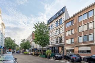 Enjoy your breakfast in the sun and your aperitif on the Zuid — all just a short walk away.
Located on the third floor of a recent building with an elevator, this charming apartment sits on Kloosterstraat, one of Antwerp’s most inviting streets. Everything the city has to offer is right at your fingertips: the Zuid, the historic center, trendy shops, cozy cafés, and excellent restaurants.

The moment you step inside, you notice the abundance of natural light. The living room features large windows and warm parquet flooring, opening onto a spacious southeast-facing terrace. This means plenty of morning sun and a beautiful open view to relax and unwind. The kitchen connects seamlessly and is fully equipped with everything you need.

The apartment also includes a comfortable bedroom with an en-suite bathroom and shower, a separate toilet, and a convenient storage room. Finished with care and fitted with a security door, this move-in-ready home is perfect for anyone wanting to enjoy vibrant city life without compromising on comfort.