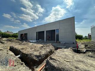 Nieuwbouw <strong>KMO-unit </strong>te huur met een oppervlakte van<strong> 208 m² en 2 privatieve parkeerplaatsen</strong>.<br /><br />De loods maakt deel uit van het gloednieuwe bedrijvenpark  “Apollo” en ligt op <strong>minder dan 2 km</strong> van het op- en afrittencomplex van de <strong>E17 te Waregem</strong> – een absolute <strong>toplocatie</strong> voor ondernemers die belang hechten aan bereikbaarheid in een bedrijvige regio.<br /><br />De bedrijfsunit (brandklasse C) werd kwalitatief en duurzaam opgebouwd met een staalstructuur en geïsoleerde betonpanelen. Met een <strong>vrije hoogte van 6 meter</strong> biedt het magazijn optimale opslag- en werkmogelijkheden.<br />Daarnaast is de unit uitgerust met tal van praktische voorzieningen, waaronder:
<ul>
	<li><span>Automatische sectionale poort (4 m breed x 4,2 m hoog)</span></li>
	<li><span>Aparte toegangsdeur met bovenlicht</span></li>
	<li><span>Lichtstraat met geïntegreerde RWA-koepel</span></li>
	<li><span>Slijtvaste polybetonvloer met draagvermogen van 1 ton/m²</span></li>
	<li><span>Sanitair</span></li>
	<li><span>Basisinstallatie elektriciteit</span></li>
	<li><span>Individuele regenwaterput van 15.000 liter</span></li>
</ul>
Deze veelzijdige bedrijfsruimte is uitermate geschikt voor <strong>opslag, distributie, productie, atelier- of ambachtelijke activiteiten</strong>.<br /><strong>Beschikbaar vanaf september 2026.</strong><br /><br />Contacteer <strong>PANORAMA B2B</strong> voor bijkomende (technische) inlichtingen, plannen of een vrijblijvend <strong>plaatsbezoek 056 222 256.</strong><br /> 