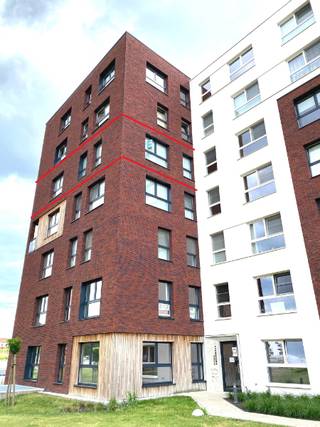 NL : Volledig recent geschilderd (met vlies) appartement (4de verdieping) met als indeling : ruime inkomhal (mogelijkheid tot plaatsen...