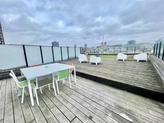 <p>Super exclusieve, gemeubelde en smaakvol ingerichte penthouse, met golf putting green op het imposante terras van 130 m², ideaal gelegen op een AAA-locatie! Dit uitzonderlijke eigendom, opgeleverd in 2014, met een netto bebouwde oppervlakte van 225 m² inclusief terras, bevindt zich op de zevende verdieping in de perfect onderhouden en trendy residentie “Brussels Square” ingedeeld als volgt: een inkomhal met gastentoilet en inbouw vestiairekast, een majestueuze en gezellige woonkamer met een totaal ingerichte Amerikaanse keuken die toegang geeft tot het riante zonneterras, een nachthal, twee volwaardige slaapkamers waarvan één met private dressing en twee badkamers met een tweede toilet. Uitzonderlijke ligging: Pal gelegen in het hartje van onze Europese hoofdstad, op enkele stappen van de Grote Markt, het Manhattan Center, de Nieuwstraat, de Dansaertwijk met zijn stijlvolle boetiekjes en nabij metro station Brouckère. Na een drukke werkdag herbronnen op de putting green met uniek zicht op de Brusselse skyline? Aankoop via erfpacht: het biedt de kans om vastgoed op toplocaties goedkoper aan te kopen en daar bovenop geniet u van het fiscale voordeel. Contacteer Frederik vrijblijvend voor meer informatie of een eerste bezoek: +32 498 476 221 / frederik@immo-time.be.</p>