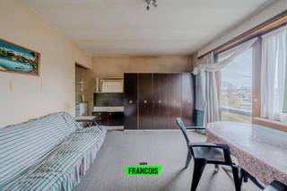 In het bruisende centrum Ieper wacht deze op te frissen studio op een nieuwe eigenaar met visie. Met een bewoonbare oppervlakte van 32 m² is dit een compacte, slim ingedeelde woonst die perfect past bij wie op zoek is naar een betaalbare eigendom te koop in centrum Ieper, of naar een interessante investering op een topligging nabij het centrum.<br /><br />Deze woning bevindt zich op een goede verbindingsweg in centrum Ieper. De centrale ligging maakt het dagelijkse leven bijzonder comfortabel: alles wat je nodig hebt, ligt binnen handbereik. De studio biedt een solide basis om naar eigen smaak te vernieuwen. De open leefruimte laat toe om creatief om te gaan met de inrichting en een gezellige, functionele woonomgeving te creëren. Aansluitend is er een praktische badkamer met douche en lavabo. Dankzij de compacte indeling is dit pand ideaal aals slimme investeringskans in een stad met blijvende vraag naar huurpanden.<br /><br />Laat je verrassen door de mogelijkheden van deze studio te koop in centrum Ieper en ontdek ter plaatse hoe je hier jouw persoonlijke woonideeën kan realiseren. Neem vandaag nog contact op met Immo Francois en plan een bezoek in – misschien is dit wel jouw volgende thuis of investeringsproject.<br /><br />Woning verkopen in Ieper? Vraag je gratis schatting aan bij Immo Francois, jouw lokale makelaar.<br /><br />
