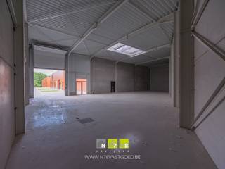 <p><span><span><strong>UNIT 14 GELEGEN IN BEDRIJVENPARK MANEBORN TE MAASMECHELEN.</strong><br /><br /></span><span><strong>ALGEMEEN</strong><br /></span><span>Dit nieuwe bedrijvencomplex omvat 2 fases met in totaal 23 KMO-units. Fase 1 omvat 11 units waarvan de bouw reeds gestart is. In een 2de fase worden nog eens 8 bijkomende units gebouwd.<br /><br />Deze site is gelegen op het industrieterrein "Oude Bunders" te Maasmechelen en geniet van een vlotte verbinding met de E314.<br /><br /><span><strong>CONCIERGEWONING</strong></span><br /><span>Unit 1 is gelegen aan de voorzijde van de bedrijvensite en omvat een bedrijfshal van 125m² met een conciërgewoning van 152m².</span></span></span><br /><br /><span><strong><span>KENMERKEN UNITS<br /></span></strong><span>- </span><span>sectionaalpoort</span><span>: 4.00m breed x 4.20m hoog<br />- loopdeur met bovenlicht <br /></span><span>- vrije hoogte: 6m<br /></span><span>- gepolierde betonvloer<br /></span><span>- lichtstraat met RWA<br /><br /></span><span><strong>3D RENDERS</strong><br /></span><span>De 3D beelden zijn slechts indicatief en kunnen bijgevolg niet als bindend worden beschouwd.<br /><br /></span><span>Bekijkt u deze advertentie via een aanverwante vastgoedsite, surf dan zeker naar onze website <strong>www.N78vastgoed.be</strong> voor een uitgebreide beschrijving en foto's. Meer info: <strong>+32 (0)89 86 18 88</strong> of <strong>info@N78vastgoed.be.</strong></span></span></p>