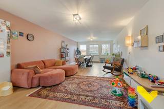 Deze woning gelegen in een kindvriendelijke straat in Mol centrum omvat volgende troeven wat het zeker de moeite waard maakt om deze woning...