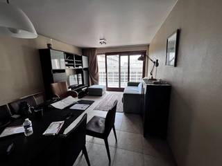 Dit ongemeubeld appartement bestaat uit inkom met slaapnis, woonkamer met open keuken, 1 slaapkamer, badkamer met douche.Onmiddellijk vrij.Fietshaak...