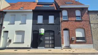 <span><span>In de Kouterweg te Emelgem bieden wij u deze gezellig ingerichte rijwoning aan, gelegen op een rustige locatie met een vlotte verbinding naar het centrum van Izegem, winkels, scholen en belangrijke invalswegen.<br /><br />Deze woning combineert wooncomfort met een praktische indeling en een aangename leefomgeving. Dankzij de grote raampartijen geniet u van een<strong> lichtrijke leefruimte</strong> die zorgt voor een open en ruimtelijk gevoel.<br />Ook beschikt het eigendom over een ruime <strong>slaapkamer met dressing</strong> en de mogelijkheid tot <strong>een 2de ruime slaapinrichting</strong>. Daarnaast is er vooraan een technische wasruimte die tevens dienst doet als fietsenberging en voorzien is van een sectionale poort.<br />Ook op vlak van duurzaamheid heeft deze woning heel wat te bieden dankzij de aanwezigheid van 6 zonnepanelen, een <strong>regenwaterput en putwater</strong>.<br /><strong>Ideaal voor starters of als investeringspand</strong><br /><br /><u>Indeling:</u></span></span>
<ul>
<li><span><span>Gelijkvloers: inkomhal – lichtrijke leefruimte met open ingerichte keuken – toilet - badkamer – technische wasruimte/fietsenberging met sectionale poort - gezellige tuin en terras</span></span></li>
<li><span><span>Eerste verdieping: slaapkamer - dressing – apart toilet.</span></span></li>
<li><span><span>Tweede verdieping: slaapkamer of polyvalente ruimte.</span></span></li>
</ul>
<span><span><u>Troeven:</u></span></span>
<ul>
<li><span><span>Lichtrijke leefruimte;</span></span></li>
<li><span><span>Polyvalente ruimte;</span></span></li>
<li><span><span>Technische ruimte/fietsenberging met sectionale poort;</span></span></li>
<li><span><span>Regenwater en putwater;</span></span></li>
<li><span><span><strong>6 zonnepanelen</strong>;</span></span></li>
<li><span><span><strong>Volledig gerenoveerd</strong>;</span></span></li>
<li><span><span><strong>EPC B</strong>: 127 kWh/m²jaar; </span></span></li>
<li><span><span>Elektrisch bediende rolluiken</span></span></li>
</ul>
<span><span> Hebben we uw interesse gewekt? Wenst u meer info of een bezoek ter plaatse? Aarzel dan niet en contacteer ons kantoor op het nummer 051 50 11 51 of mail naar info@diksimmo.be.</span></span>