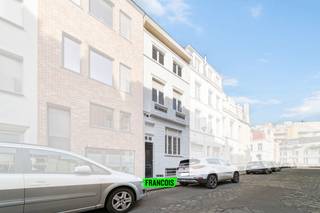 Deze ruime woning is gelegen op een gunstige locatie nabij het centrum van Oostende. Er zal talrijke buurtwinkels in de omgeving, alsook is er tal van groen en bereikt u het strand in een handomdraai. <br /><br />De woning is ruim en biedt heel wat mogelijkheden. <br /><br />Indeling;<br /><br />gelijkvloers: inkomhal - leefruimte - keuken - toilet - buitenruimte<br /><br />verdieping 1: slaapkamer 1 - badkamer - leefruimte 2 (mogelijkheid tot extra slaapkamer)<br /><br />verdieping 2: slaapkamer 2<br /><br />Dankzij deze indeling kunt u de woning volledig naar eigen hand zetten. <br /><br />Bent u op zoek naar een ruime woonst op een gunstige locatie nabij het centrum van Oostende? Aarzel dan niet en neem contact op voor meer info of een afspraak! <br /><br />