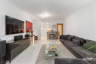 Bent u op zoek naar een stijlvol en instapklaar appartement op een toplocatie in Brussel? Dan zal dit prachtige 1-slaapkamerappartement in Residentie Community u ongetwijfeld weten te bekoren. Gelegen in het hart van de Europese wijk, op wandelafstand van het Schumanplein en het Jubelpark, geniet u hier van een uitzonderlijke ligging met tal van winkels, restaurants, openbaar vervoer en alle dagelijkse voorzieningen binnen handbereik.<br /><br />Het appartement bevindt zich op de vierde verdieping en beschikt over een bewoonbare oppervlakte van 73 m² (volgens EPC). Bij het binnenkomen wordt u verwelkomd in een ruime inkomhal met vestiaire en een apart gastentoilet. De lichtrijke leefruimte vormt samen met de volledig uitgeruste open keuken een aangename en moderne leefomgeving. Vanuit de woonkamer heeft u rechtstreeks toegang tot het gezellige terras.<br /><br />Achteraan het appartement bevindt zich de volwaardige slaapkamer met aansluitend een stijlvolle badkamer, uitgerust met een inloopdouche en een praktisch lavabomeubel.<br /><br />Divers: Conciërge aanwezig, elektriciteit conform tem 2041, EPC D+162 kWh, Kadastraal inkomen €1438, Centrale verwarming op aardgas (vernieuwd sinds dit jaar) Syndicus en stedenbouwkundige inlichtingen in aanvraag en vrij bij akte.<br /><br />Dankzij de centrale ligging, de instapklare afwerking en het aangename terras is dit appartement de ideale woonst voor wie comfortabel wil wonen in het bruisende hart van de Europese wijk of op zoek is naar een waardevaste investering.<br /><br />Interesse in dit prachtige appartement? Contacteer Davy Vermander op 0495 44 77 53 voor meer informatie of om een bezoek in te plannen. Wij leiden u graag rond!<br /><br />