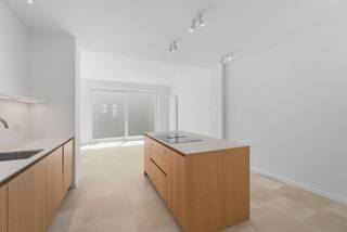 Prachtig gerenoveerde stadswoning met 3 slaapkamers en 2 badkamers in hartje Brugge.<br /><br />Bent u op zoek naar een unieke combinatie van de authentieke Brugse sfeer en het ultieme comfort van een gloednieuwe renovatie? <br />Deze prachtige stadswoning is in 2026 van kop tot teen volledig verbouwd met oog voor detail, duurzaamheid en luxe. Gelegen binnen de Brugse ei-levering, bevindt u zich hier op wandelafstand van de bruisende Markt, gezellige horeca en culturele hotspots.<br /><br />De indeling van de woning :<br />Gelijkvloers – Licht en leefruimte: Bij het binnenkomen treft u een open en lichtrijke leefruimte. De modern ingerichte keuken is voorzien van alle hedendaagse, hoogwaardige inbouwapparatuur en loopt naadloos over in de eetkamer en het gezellige salon. Grote glaspartijen zorgen voor een mooie lichtinval en een vlot contact met de stadskoer/buitenruimte.<br /><br />Eerste verdieping – Master bedroom met en-suite badkamer bestaande uit inloopdouche, ligbad, lavabomeubel en toilet. Een functionele berging maakt de eerste verdieping af.<br /><br />Tweede verdieping – Comfortabele slaapkamers (2) &amp; douchekamer &amp; apart toilet.<br /><br />Troeven van deze verbouwing (2026)<br />Totaalrenovatie: Alles is nieuw. Van de leidingen, elektriciteit en technieken tot de vloeren, bezetting en isolatie.<br /><br />Energiezuinig: Dankzij de renovatie in 2026 voldoet de woning aan de strengste hedendaagse energienormen (optimale dak-, muur- en vloerisolatie en hoogrendementsbeglazing).<br /><br />Toplocatie: Gelegen in de historische binnenstad van Brugge, maar toch vlot bereikbaar.<br /><br />Deze woning is de perfecte match voor wie houdt van het Brugse stadsleven zonder in te boeten op modern wooncomfort. Ideaal als gezinswoning, stijlvol tweedeverblijf of als waardevaste investering.<br /><br />Wilt u de sfeer zelf komen opsnuiven? Neem dan snel contact op voor een bezoek ter plaatse : 0470 50 50 50 - info@futurimmo.be.