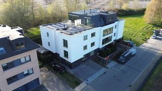 <p>Te koop: moderne penthouse in Strombeek-Bever, gelegen in een rustige residentiële buurt met vrij zicht en nabij openbaar vervoer.</p><p> </p><p>Dit appartement, gebouwd in 2018, combineert eigentijdse architectuur met energiezuinig comfort (EPC-label A+). Dankzij de halfopen structuur geniet u van extra lichtinval en een aangename indeling. De ligging is ideaal: vlot bereikbaar via invalswegen en toch rustig wonen. Het vrij zicht zorgt voor een open gevoel, terwijl de terrassen een fijne buitenruimte biedt.</p><p> </p><p>Belangrijkste ruimtes:</p><p>• Woonkamer met veel natuurlijke lichtinval en directe toegang tot het terras.</p><p>• Moderne keuken, praktisch ingedeeld.</p><p>• Kelder voor extra opslag.</p><p>• 2 terrassen</p><p>• Staanplaats voor uw wagen.</p><p> </p><p>Troeven:</p><p>• Energiezuinig wonen (EPC-label A+).</p><p>• Rustige ligging met vrij zicht.</p><p>• Nabij openbaar vervoer en invalswegen.</p><p>Neem vandaag nog contact op met uw ERA-makelaar voor een bezoek.</p><p>JOUW DROOMAPPARTEMENT. ZO GEVONDEN!</p>