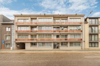 <p>Ruim appartement op de tweede verdieping met drie slaapkamers, terras en twee bovengrondse garageboxen. Gelegen te hartje centrum Geel. EPC: label B</p>
<p><strong>Ligging:</strong> centraal gelegen appartement in het centrum van Geel, met winkels, scholen, horeca en openbaar vervoer op wandelafstand. Vlotte verbinding naar omliggende gemeenten en invalswegen.</p>
<p><strong>Indeling:</strong> inkomhal, badkamer, leefruimte/eetkamer, keuken, berging, apart toilet, 3 slaapkamers, terras/balkon, garageboxen</p>
<p><strong>Omschrijving: </strong>bij het betreden van het appartement komt u binnen in een ruime inkomhal met ingemaakte kasten. De inkomhal geeft toegang tot de verschillende ruimtes. Van hieruit kan u doorlopen naar de woonkamer met zit- en eetgedeelte, die dankzij de oppervlakte een comfortabele en open leefruimte voorziet.</p>
<p>Aansluitend bevindt zich de keuken, die praktisch is ingericht en voorzien is van onder andere een oven en een elektrische kookplaat. Vanuit de keuken kunt u op het balkon aan de straatzijde.</p>
<p>Verder biedt de inkomhal toegang tot de badkamer met ligbad, een wasplaats, evenals tot drie slaapkamers. De kamers zijn ruim, waarbij één slaapkamer toegang geeft tot het terras/balkon en 2 kamers van ingemaakte kasten zijn voorzien. <br />Daarnaast is er een apart toilet.</p>
<p>Het appartement beschikt bovendien over twee bovengrondse garageboxen.</p>
<p>Dankzij de centrale ligging bevinden winkels, scholen en openbaar vervoer zich op wandelafstand.</p>
<p><em>Bijzondere informatieplicht: in aanvraag.</em></p>