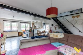 Ruime starterswoning met centrale ligging.<br /><br />We betreden de woning op het gelijkvloers via de achteringang, om zo door te gaan naar de leefruimte. Deze werd onderverdeeld in een zitkamer, eetkamer en keuken. Verder is er een slaapkamer en een badkamer voorzien.<br /><br />Gaan we door via de trap langs buiten naar de 1ste verdieping dan hebben we hier de leefruimte met open keuken, een berging (wasplaats) en een ruim terras met zicht op het groen. Nemen we vervolgens in de leefruimte de trap naar de 2de verdieping dan hebben we hier een ruime open slaapkamer voorzien van ingemaakte kasten en een badkamer met bad/douche combinatie, lavabo en een toilet.<br /><br />Ook is er een toegang naar de kelder, waar zich de elektriciteitsmeters bevinden alsook de mazoutketel.<br /><br />Achteraan is er een carport voor twee wagens en een ruime omheinde tuin.<br /><br />Op vlak van ligging zitten we hier centraal op de verbindingsas tussen Westerlo en Herselt, met in deze groene omgeving veel fiets- en wandelroutes.<br /><br />Bent u geïnteresseerd en wenst u een bezoek? Bel ons op het nummer 014 58 02 08.